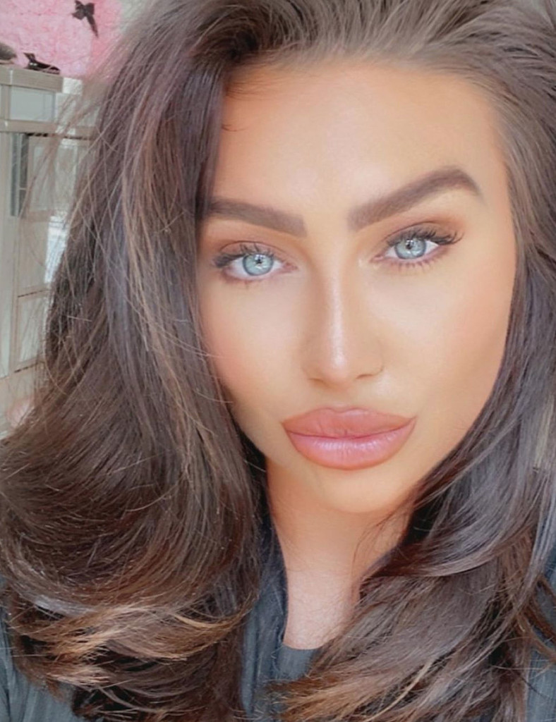 Bikini News Daily - Lauren Goodger shares a sizzling throwback snap